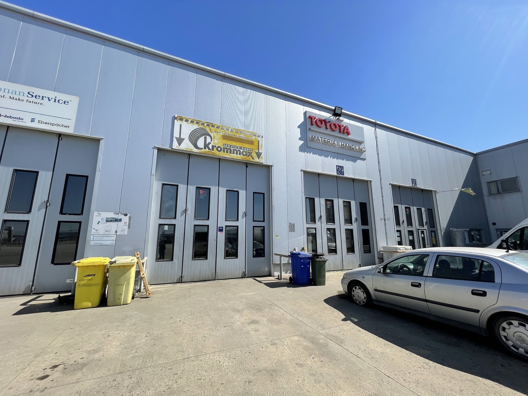 Exteriorul service-ului Krommax din Ghiroda, cu firma vizibilă pe clădire.